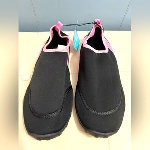 NWT Beach/water shoes women Sz L 9-10 pink and black